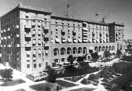 מראה כללי של מלון המלך דוד בירושלים כולל הגנים שסביבו בטרם פוצץ ע"י האצ"ל